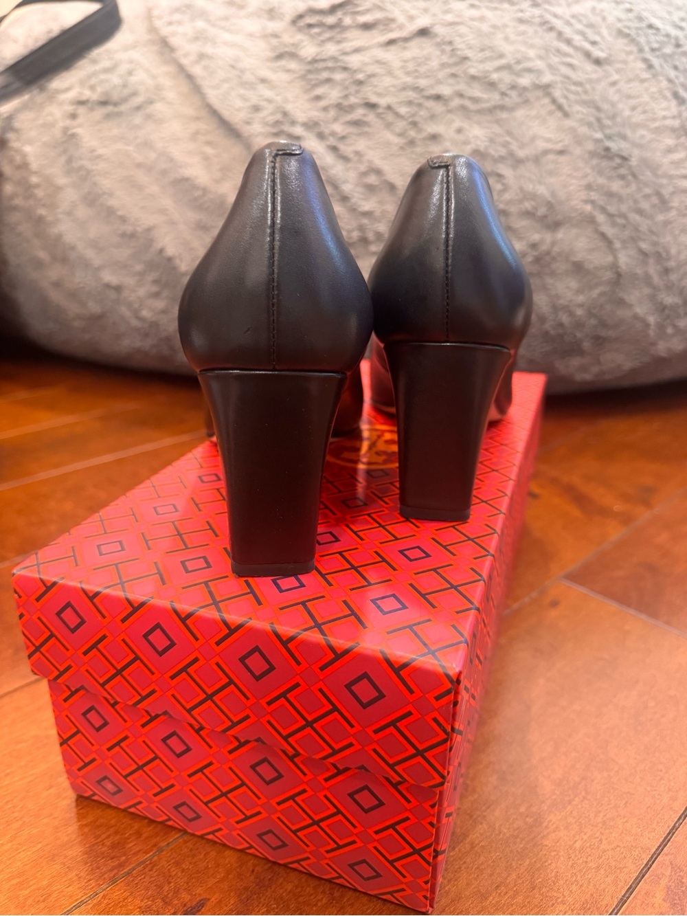 Tory Burch Black Leather Pumps with Gold Logo - Picture 6 of 10